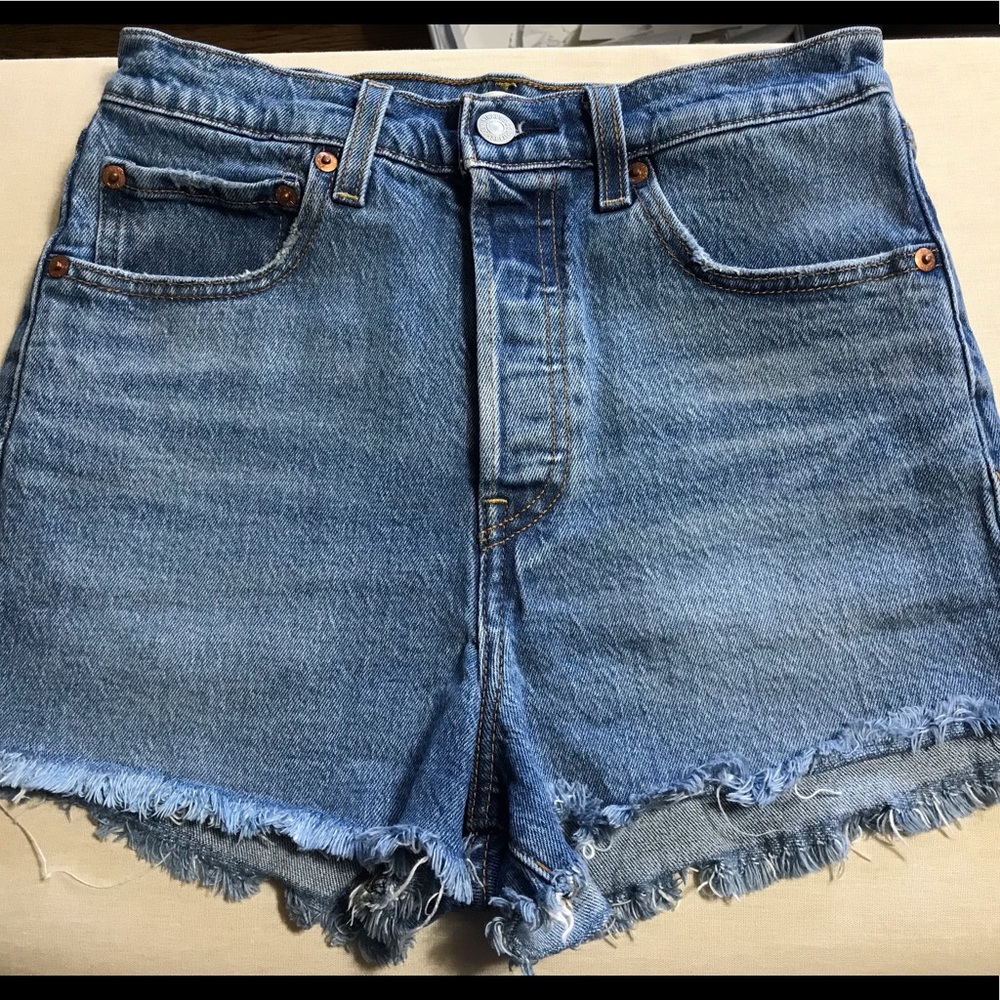 Levi’s Ribcage Shorts 27